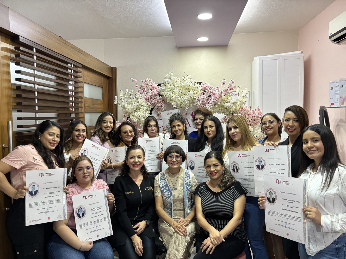 Graduación de alumnas de Academia Danas mostrando su diploma otorgado por el IDEFT